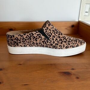 Women’s textile leopard print mules. Size 9. Hill 2-1/2 inches. Platform 1 inch